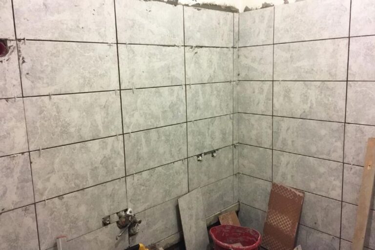 חדר אמבטיה בשיפוץ